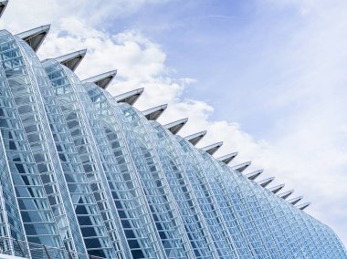 Cam cepheli ve açılı çatı tasarımlı modern bina..