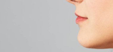 Yumuşak hatları ve açık tenli genç bir kadının profili.