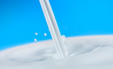 Sıvının beyaz yüzeye dökülmesi sıçrama yaratıyor.