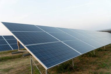 Güneş panelleri açık gökyüzünün altındaki bir alana kurulmuş.