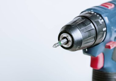 Beyaz arkaplanda mavi bir matkabın yakın görüntüsü.