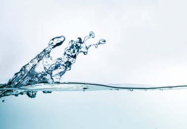 Su vücudun yüzeyinden yukarıya doğru sıçrıyor..