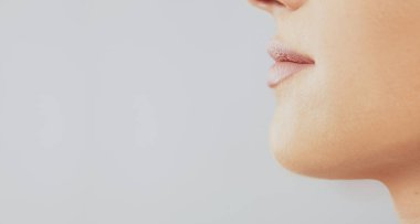 Açık tenli genç bir kadın profilini gösteriyor..