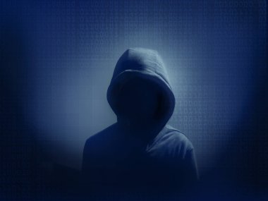 Kapüşonlu sweatshirt giyen kişi karanlık bir ortamda duruyor..