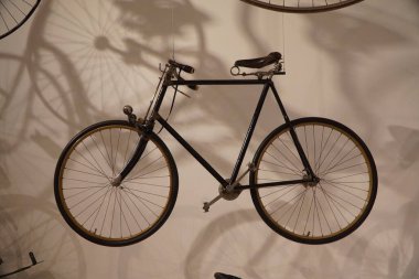 Kapalı bir duvarda asılı siyah bir bisiklet..