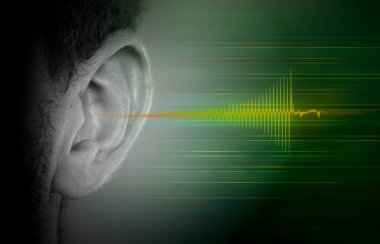 Ses dalgalarıyla bir adamın kulağına yakın çekim.