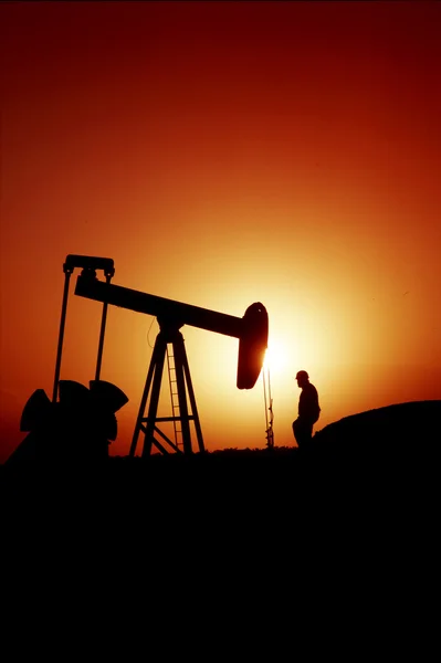 Extraccion de petroleo en el ocaso — Fotografia de Stock
