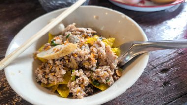 Tayland baharatlı şehriye çorbası, kıymalı domuz eti ve kızarmış mantı, geleneksel Tom Yum şehriyesi çorbası.