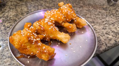 Baharatlı soslu Kore Kızarmış Tavuğu