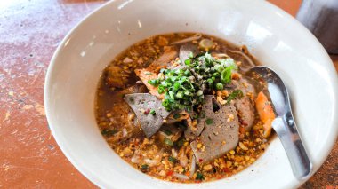 Tayland Baharatlı Erişte Çorbası Kızarmış Kırmızı Domuz eti ve Çıtır Domuz Göbeği 