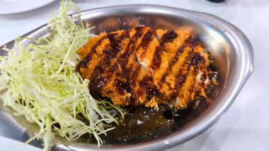 Buharda pilav ve doğranmış lahana ile Japon Körisi