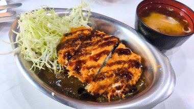 Buharda pilav ve doğranmış lahana ile Japon Körisi