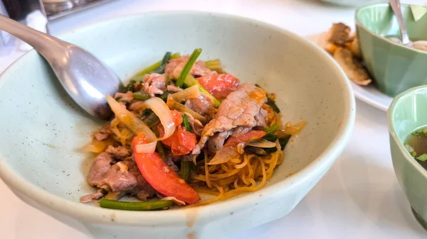 Vietnam usulü Kızarmış Biftek Kuru Erişte Taze Bitkilerle