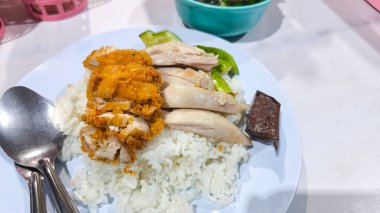 Tayland tavuğu pilavı ve haşlanmış tavuk tabakta, geleneksel Asya sokak yemeği.