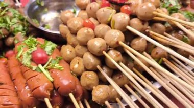 Tay Sokak Gıda Şişleri Baharatlı Soslu, Etli Köfteli ve Sosisli Gece Marketinde