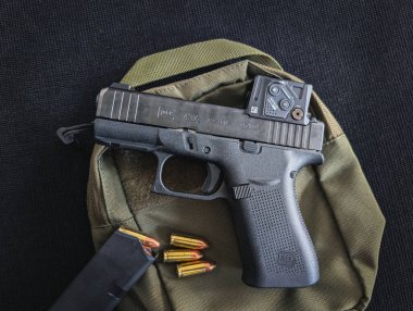 BALTICS - 9 Ekim 2025: fabrika monte edilmiş kırmızı nokta görüşlü Glock 43x COA tabancası. Baltık 'ta gizli taşıma için yeni ve popüler bir model..
