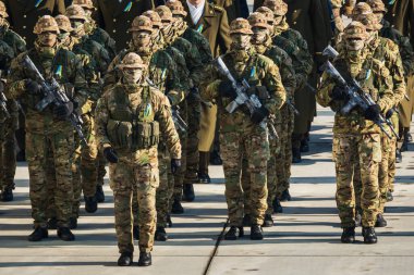 TALLINN, ESTONIA - 23 Şubat 2025: Tallinn 'de düzenlenen askeri tören sırasında Estonya Özel Harekat Gücü (ESTSOF) askerleri.