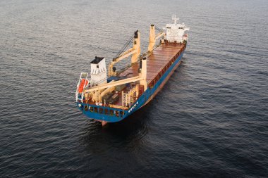 Estonya 'nın Baltık Denizi' nin sakin sularında seyreden büyük, boş bir kargo gemisinin insansız hava aracı görüntüsü..