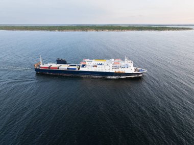 Hava aracı görüntüsü: Pakistan adaları ve Estonya 'nın Paldiski limanı yakınlarındaki Baltık Denizi' nde büyük bir otomobil ve yolcu feribotu yelkenleri.