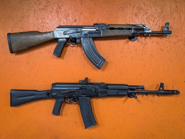 25 Ekim 2025 Baltık, Eski Yeni Kalaşnikof 'a karşı: Kırmızı noktalı çarpışma görüşlü modern bir AK-47 ile karşılaştırıldığında klasik ahşap bir AK tüfeği.