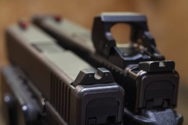 Tabancayı görme sistemlerinin karşılaştırılması: Klasik mekanik demir görüşlere karşı modern kırmızı nokta optiği ve eş tanık destek görüşleri..