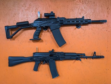 Baltık, 1 Kasım 2025: İki taktik karabina, bir adet Kalaşnikof AK-74 M serisi ve bir adet yumuşak namlulu Vepr Molot av tüfeği.