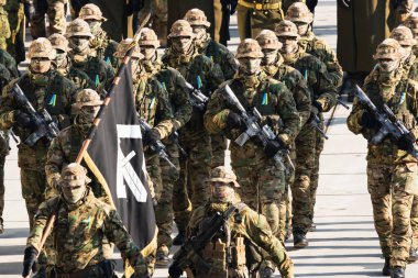 Tallinn, Estonya - 24 Şubat 2025: Bağımsızlık Günü geçit töreni sırasında Estonya Özel Harekat Kuvvetleri (SOF) askerleri yürüyüş düzeninde.