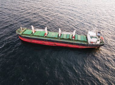 Estonya suları yakınlarında Baltık Denizi 'nden geçen büyük bir kargo gemisinin insansız hava aracı görüntüsü. Küresel deniz lojistik ve ticaret sembolü.