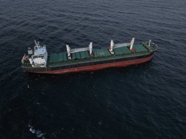 Baltık Denizi 'nin karanlık sularında yüzen büyük bir yük gemisinin insansız hava aracı görüntüsü..