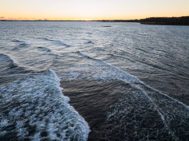 Baltık Denizi 'nin gün batımında Tallinn, Estonya' nın Kakumae kıyısı yakınlarındaki dalgaların insansız hava aracı görüntüsü..