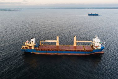 Estonya kıyı şeridi yakınlarında Baltık Denizi 'nin sularında seyreden büyük bir kargo gemisinin insansız hava aracı görüntüsü.. 