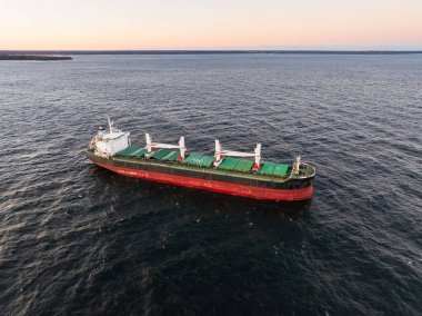 Baltık Denizi 'ndeki Estonya kıyılarında yelken açan büyük bir kargo gemisinin insansız hava aracı görüntüsü..