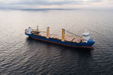 Sakin Baltık Denizi Sularında Yelken açan Mavi Genel Kargo Gemisinin Hava Aracı Görünümü Estonya Kıyı Hattı.