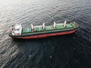 Estonya yakınlarındaki Baltık Denizi sularında yelken açan büyük endüstriyel bir kargo gemisinin insansız hava aracı görüntüsü..