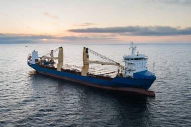 Genel kargo gemisi, altın saat şafağında Estonya kıyısı yakınlarındaki sakin Baltık Denizi 'nde yelken açıyor..