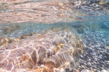 Fransız Riviera Sualtı: Açık Akdeniz, Sunlit Sığ Shallows, Antik Kayalar ve Cte dAzur 'daki Pürüzsüz Çakıl Sahili.