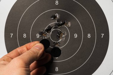 Yüksek hassasiyetli bir çalışma seansından sonra el kaplamalı kurşun delikleri ve hedef tahtası..