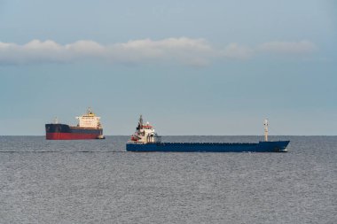Engin, açık Baltık Denizi 'nde seyreden iki büyük ticari yük gemisi, Estonya kıyısı yakınlarındaki küresel deniz taşımacılığı ve ticaretini vurguluyor..