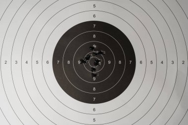 Atış taliminde isabet hassasiyeti, gol başarısı ve nişancılık sporlarında başarıyı temsil eden kurşun deliklerinin sıkı bir grubunu gösteriyoruz..