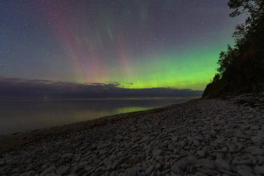 Titrek Aurora Borealis Baltık Denizi 'nde ve Taşlı Plaj' da Paldiski Yarımadası, Estonya 'da. 