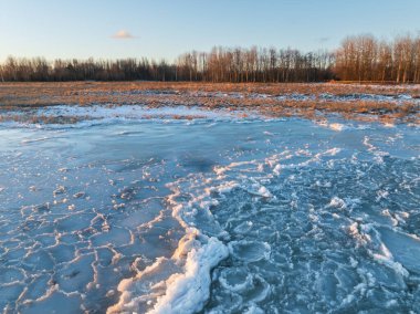 Estonya 'nın Tallinn kentindeki Paljassaare yarımadasındaki Baltık Denizi kıyısındaki donmuş buz kalıplarının havadan görünüşü.