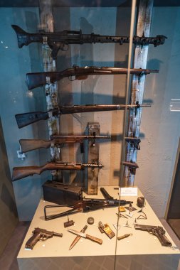 KRAKOW, POLAND - 26 Ekim 2024: İkinci Dünya Savaşı döneminden kalma Alman piyade silahlarının sergilenmesi bir müzede sergileniyor.
