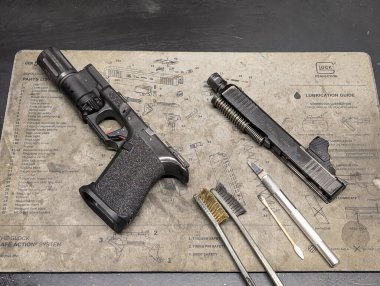 Baltık Tarihi 20 Ocak 2026 Özel Glock 19 Gen 5 tabancası kırmızı tetik ve optik ile bakım paspasının temizlenmesi için kullanıldı.