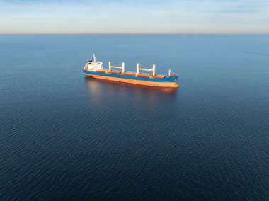 Estonya kıyıları yakınlarındaki Baltık Denizi 'nin sakin sularında seyreden büyük mavi bir yük gemisinin havadan görüntüsü..