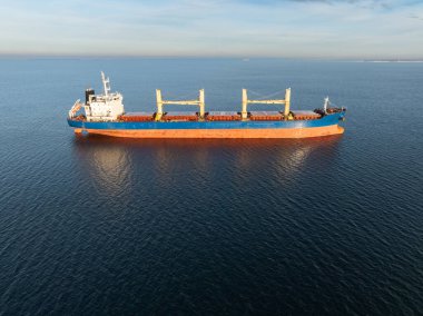 Estonya kıyıları yakınlarındaki Sakin Mavi Baltık Denizi 'nde Büyük Kargo Gemisi Uçağı Görünümü.