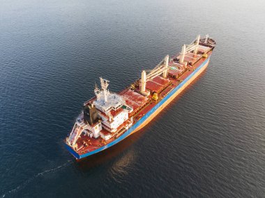 Uluslararası Lojistik ve Küresel Denizcilik Ticareti İçin Baltık Denizi 'nde Büyük bir Gemi Gemisinin Hava Görünümü.