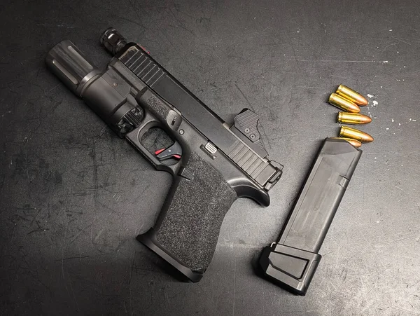 Taktik el feneri, optik görüş, genişletilmiş şarjör ve savunma kavramları için koyu dokulu cephane içeren modern yarı otomatik tabanca..