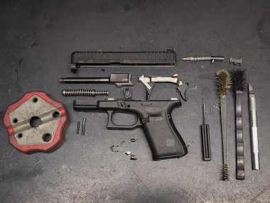 Baltık Devletleri, 13 Şubat 2026: Rutin bakım için çalışma tezgahında düzenlenmiş Glock 44 tabanca parçaları ve temizlik araçları.