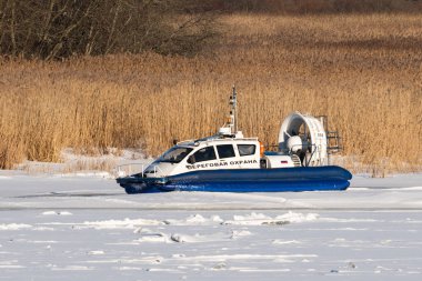 IVANGOROD, RUSSIA 15 Şubat 2026 Rus Sahil Güvenlik Hovercraft 'ı Estonya sınırındaki donmuş Narva Nehri' nde devriye geziyor..