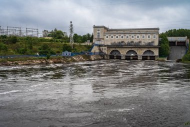 NARVA, ESTONIA - SEPTEMBER 4, 2025: Narva Nehri üzerinden Ivangorod, Rusya 'daki Narva Hidroelektrik Santrali' ne bir manzara.